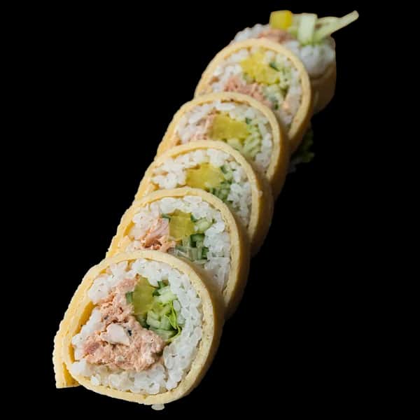 Tamago Maki – Pasta z tuńczyka, spicy mayo, ogórek, oshinko (6 szt.)