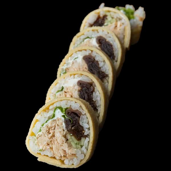 Tamago Maki – Dorada pieczona, spicy mayo, por, ogórek, tykwa (6 szt.)