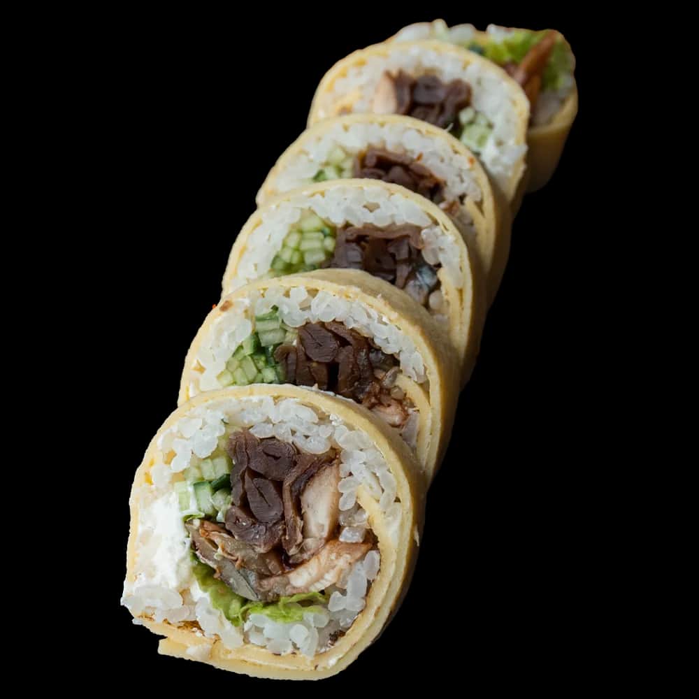 Tamago Maki – Węgorz pieczony, serek, ogórek, kanpyo, sezam, sos teriyaki (6 szt.)