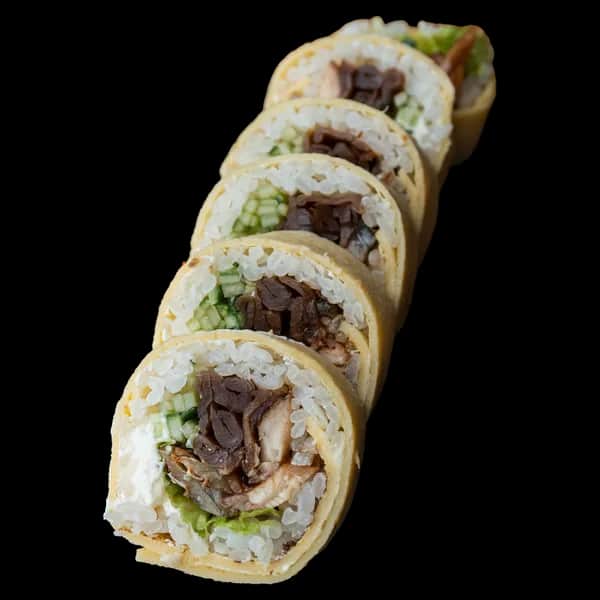 Tamago Maki – Węgorz pieczony, serek, ogórek, kanpyo, sezam, sos teriyaki (6 szt.)