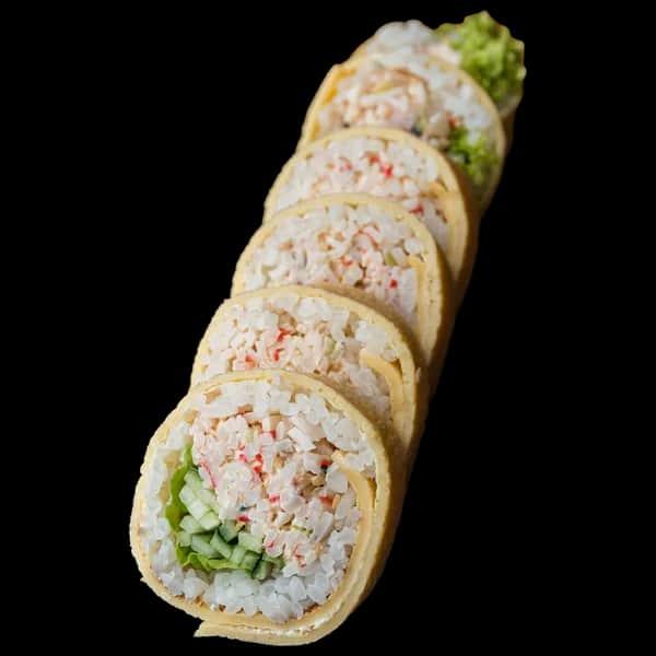 Tamago Maki – Sałatka surimi, ogórek (6 szt.)