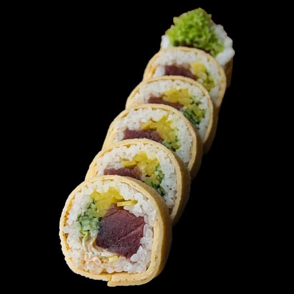 Tamago Maki – Tuńczyk surowy, spicy mayo, por, ogórek, oshinko (6 szt.)