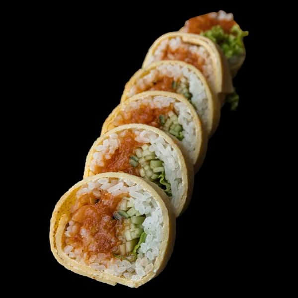 Tamago Maki – Tatar z łososia, ogórek (6 szt.)