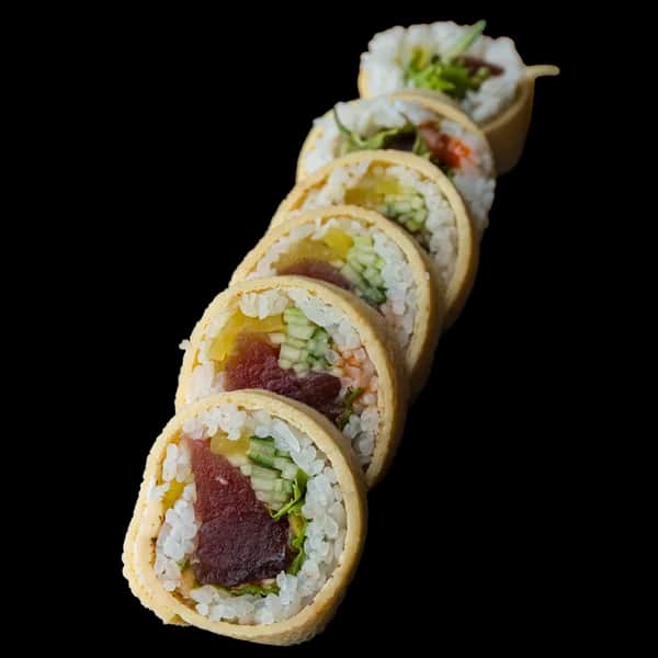Tamago Maki – Tuńczyk surowy, sriracha, por, ogórek, oshinko (6 szt.)