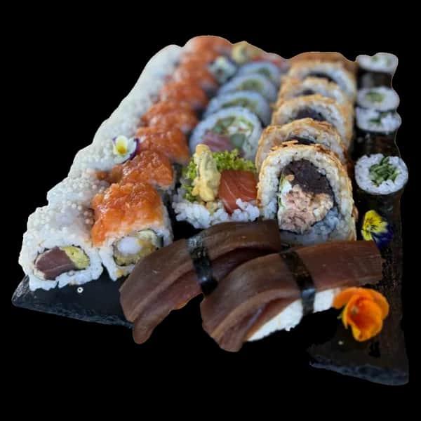 Zestaw Październik na łupku: rolki z łososiem i tuńczykiem, hosomaki i nigiri z dynią