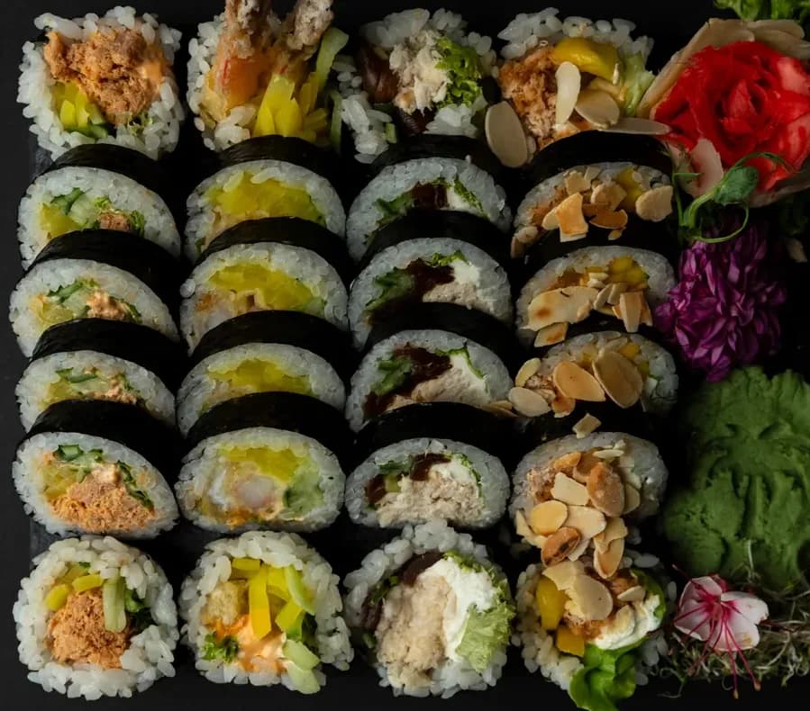 Zestaw pieczonych rolek sushi z karty Okinawy, widok z góry