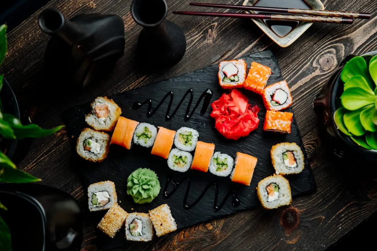Zestaw sushi na łupku na drewnianym stole, widok z góry