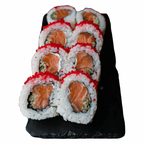 California Maki Gold – Łosoś surowy, serek, ogórek w środku; kawior na zewnątrz (8 szt.)