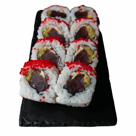 California Maki Gold – Tuńczyk surowy, spicy mayo, por, oshinko w środku; kawior na zewnątrz (8 szt.)