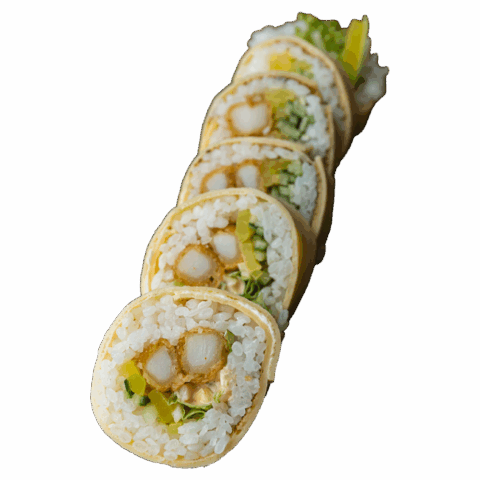 Tamago Maki – Kalmary w tempurze, spicy mayo, por, ogórek, oshinko (6 szt.)