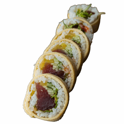 Tamago Maki – Tuńczyk surowy, sriracha, por, ogórek, oshinko (6 szt.)